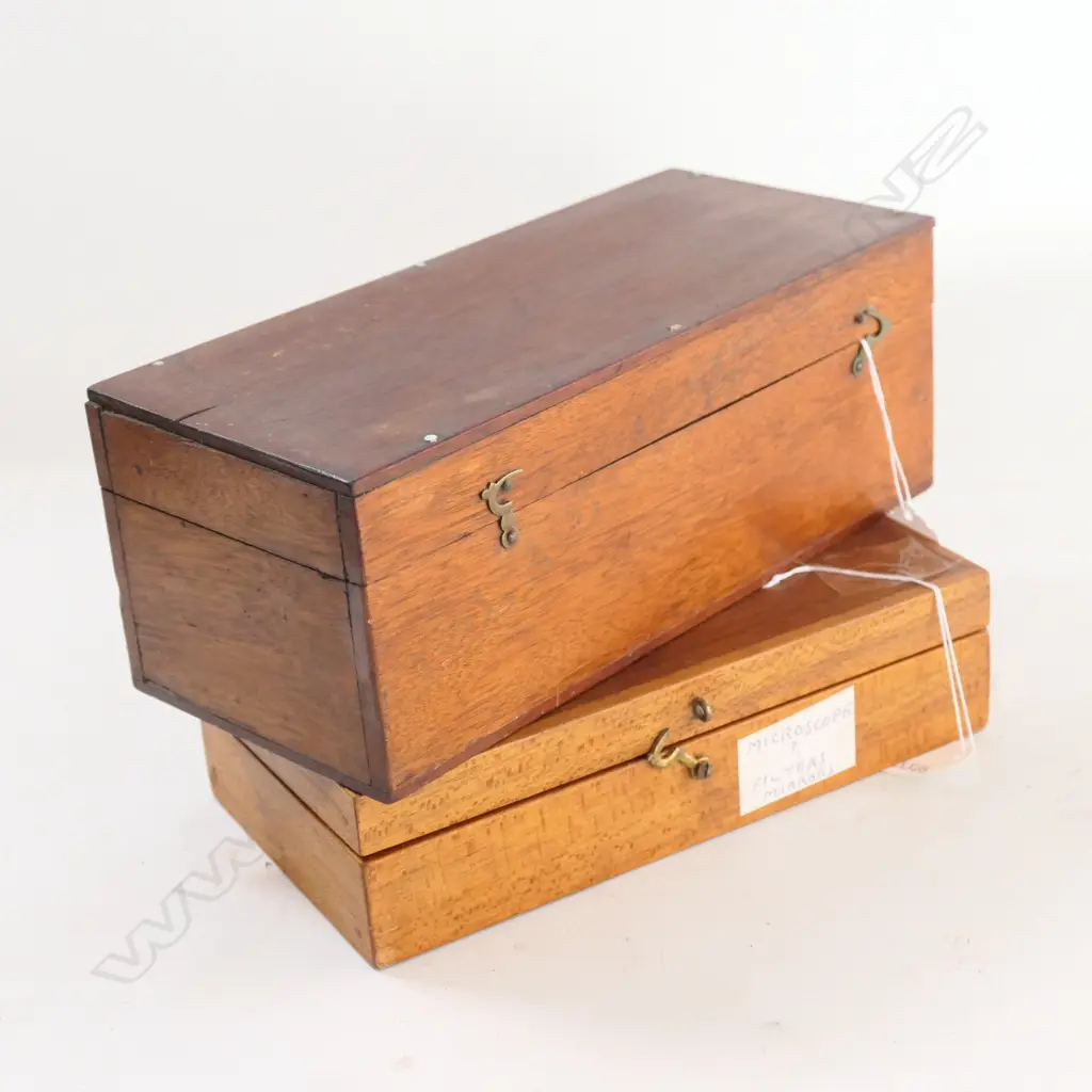 BOXED VINTAGE STUDENT'S MICROSCOPE AND BOX OF MICROSCOPE SLIDE CARRIERS & MIRRORS (2) Image 1++